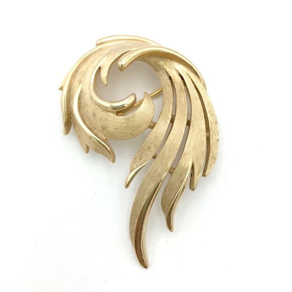 CROWN TRIFARI feather swirl brooch - vtg 1960s brushed & shiny gold-plated pin - Picture 1 of 10
